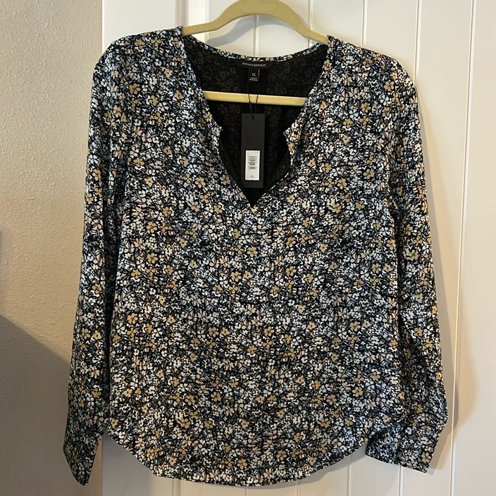 Banana republic long sleeve blouse with split round neck line.